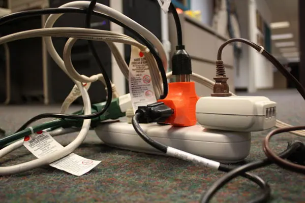 Quais os perigos de fazer "gambiarras" elétricas em casa?
